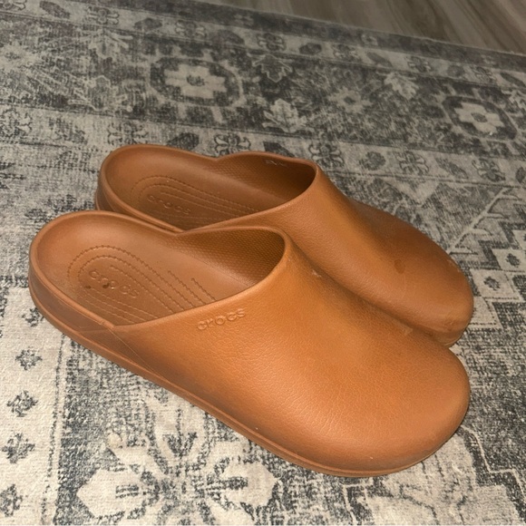 CROCS Tan Loafers Slip-Ons Comfort Shoes - Picture 1 of 7